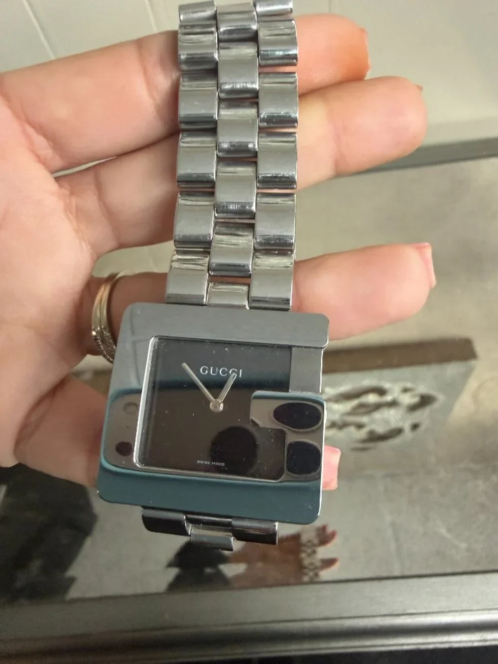 Gucci Stainless Steel Watch ⌚🖤✨ Swiss Made Designer Timepiece 💎 Chic Statement - Picture 4 of 4